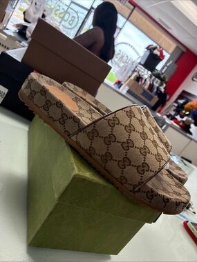 GUCCI NWD LOGO CANVAS BROWN MENS SLIDES SIZE 11 Pre Owned Used W/Box